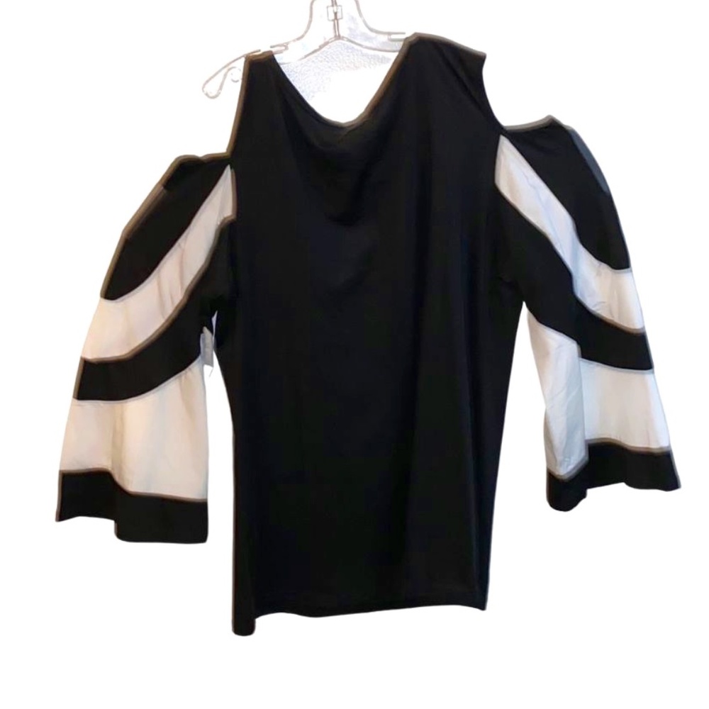 🌟Women’s Plus Size Black and White Cold Shoulder Top